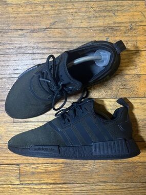 Adidas NMD triple black 2021